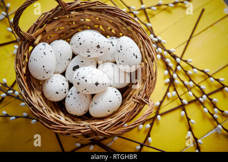 Ganzes huhn eier in Braun Weidenkorb. Das Konzept der Osterferien Stockfoto