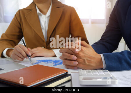 Geschäftsleute treffen Design Idee, professioneller Anleger arbeiten im Büro für den Start Neues Projekt. Stockfoto