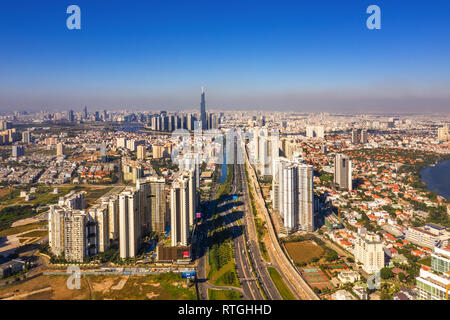 Ansicht von oben Luftbild von Ha Noi Highway und Cat Lai Kreuzung, Ho Chi Minh City mit der Entwicklung Gebäude, Transport, Infrastruktur, Vietnam. Stockfoto