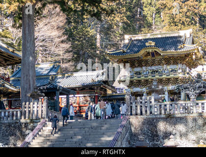 NIKKO, JAPAN - Februar 2, 2019: Nicht identifizierte Personen am Toshogu Schrein. Der Schrein ist letzte Ruhestätte von Tokugawa Ieyasu, der Gründer der Toku Stockfoto