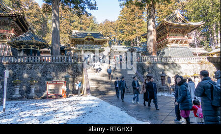 NIKKO, JAPAN - Februar 2, 2019: Nicht identifizierte Personen am Toshogu Schrein. Der Schrein ist letzte Ruhestätte von Tokugawa Ieyasu, der Gründer der Toku Stockfoto