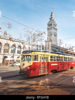 Trollley vor San Francisco Ferry Building in Embarcadero - San Francisco, Kalifornien, USA Stockfoto