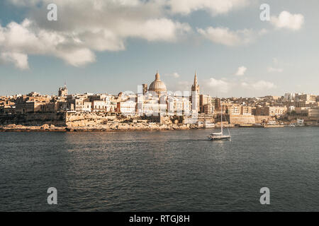 Valletta-Skyline von Sliema mit Basilika der Muttergottes von Karmel - Valletta, Malta Stockfoto