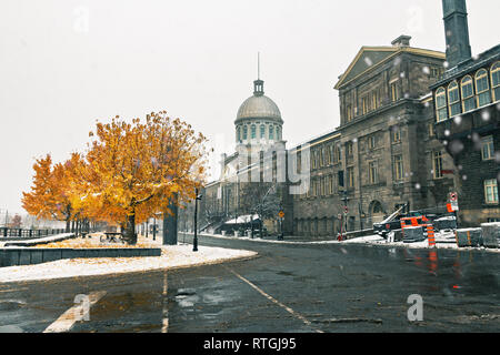 Die Altstadt von Montreal mit Schnee und Bonsecours Markt - Montreal, Quebec, Kanada Stockfoto