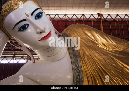 Die riesigen Liegenden Buddha Der chaukhtatgyi Tempel in Yangon, Myanmar (Birma). Stockfoto