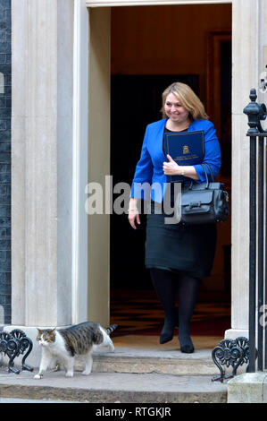 Karen Bradley MP, Staatssekretär für Nordirland, und Larry die Katze, Downing Street nach einer Kabinettssitzung 26.02.2019 Stockfoto