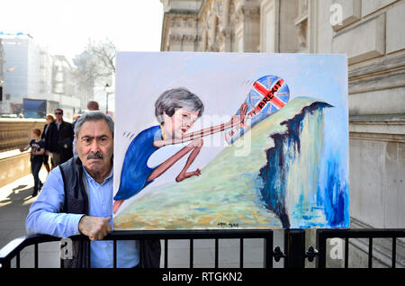 Kaya Mar-türkischen politischen Karikaturisten - außerhalb der Downing Street mit seiner neuen Brexit Malerei von PM Theresa May 26. Februar 2019 Stockfoto