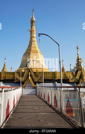 Der goldene Stupa der Sule Pagode in Yangon, Myanmar (Birma). Stockfoto