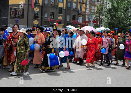 Menschen in traditionellen Kostümen, Unabhängigkeitstag Manifestation, Ulan Bator, Mongolei Stockfoto
