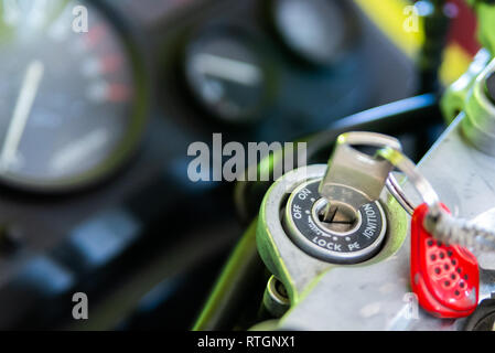 Close up Motorrad Schlüssel in das Schlüsselloch, aus einschalten. Stockfoto