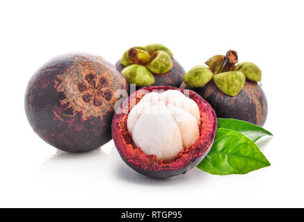 Frische reife Mangosteen auf weißem Hintergrund mit Freistellungspfad isoliert Stockfoto