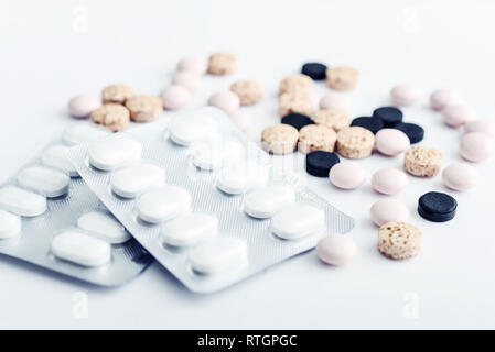 Verschiedene Tabletten auf weißem Hintergrund closeup Stockfoto