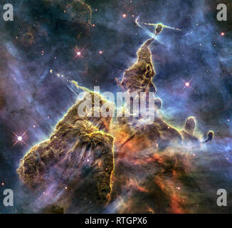 Die NASA-Hubble-Weltraumteleskop fängt die chaotischen Aktivität auf einem drei-light-hohen Säule aus Gas und Staub, die weg gegessen wird durch den brilli, Stockfoto