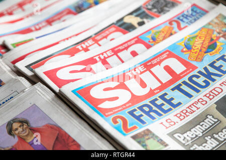 Vordere Seite der Sonne Zeitungsdruck tabloid nationalen Ablagestapel, Großbritannien 2019 Stockfoto