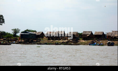 Schwimmende Dörfer von Chong Kneas, schwimmende Häuser, Tonle Sap See Stockfoto