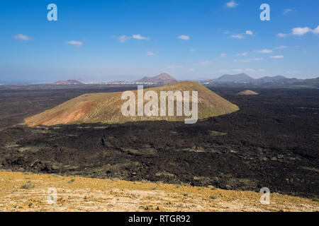 Blick von der Wanderung zur Caldera Blanca Vulkan auf Lanzarote. Kanaren Stockfoto