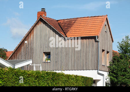 Modernes Wohnhaus aus Holz, Holzhaus, Einfamilienhaus, Lilienthal, Niedersachsen, Deutschland Stockfoto