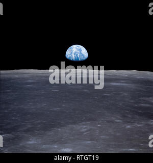 Erde - Blick auf die Erde mit dem Mond im Vordergrund Stockfoto