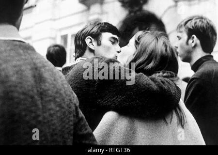 Junges Paar küssen, Wien 1970 Stockfoto
