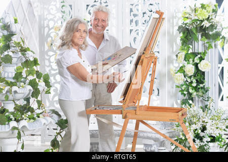 Portrait von lächelnden schönen älteren Ehepaar Malerei Stockfoto