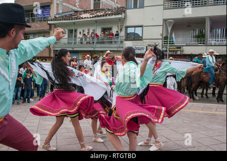 Donmatias, Antioquia, Kolumbien: Cabalgata und traditionellen Tanz, Parque Principal. Stockfoto