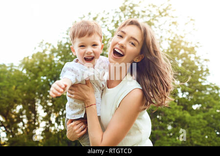 Mutter und Sohn haben Spaß im Park. Stockfoto