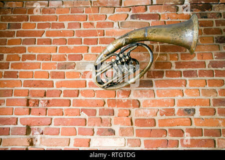 Alte Musik Instrument auf der Mauer Stockfoto