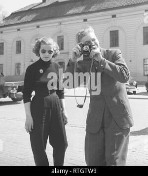 Amateurfotograf in den 1950er Jahren Ein junger Mann zielt mit seiner Kamera auf den Fotografen. Er ist der us-amerikanische Schauspieler Burgess Meredith, der ein Foto seiner schwedischen Frau Kaja Sundsten macht. Schweden 1952. Foto Kristoffersson Ref. BF78-1 Stockfoto