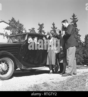 Lifestyle in den 1950er Jahren. Ein junges Paar in Ihrer Kamera Abschied von einer Gruppe von Menschen, die sie besucht haben. Foto Kristoffersson Ref BF 77-2. Schweden 1952 Stockfoto