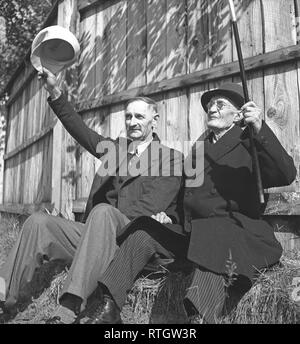 Männer aus den vierziger Jahren. Zwei ältere Männer sitzen und beobachten eine Veranstaltung und sind anfeuern, indem sie ihren Hut und Stock in Begeisterung. Foto Kristoffersson Ref L 134-1. Schweden 1945 Stockfoto