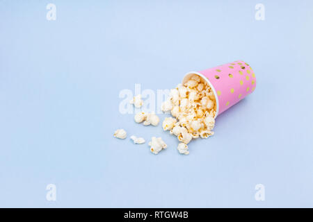 Tasse lecker Popcorn auf blauem Hintergrund Kopie Raum Stockfoto