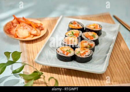 Koreanische roll Gimbap (kimbob) von gedämpftem Reis (BAP) und verschiedenen anderen Zutaten Stockfoto