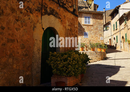 Eine Gasse in die malerische Valldemossa auf Mallorca. In der Serra de Tramuntana gelegen und berühmt für den Aufenthalt von Frédéric Chopin und George Sand. Stockfoto