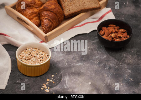 Frühstück mit Toast und Croissant. Milch in einer Glasflasche. Guten Start in den Tag. Guten Morgen Stockfoto