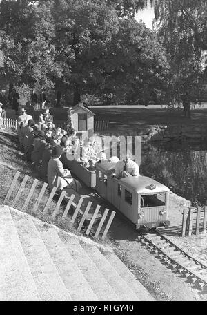 Sommer in den 1940er Jahren. Eine kleine Modellbahn in einem Park in Stockholm, wo Kinder meist genießt eine Fahrt. Foto Kristoffersson. Ref AO 19-8. Schweden 1949 Stockfoto