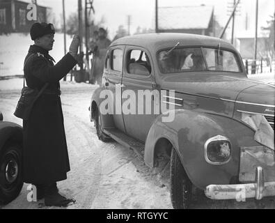 Im Winter Krieg. Ein militärischer Konflikt zwischen der Sowjetunion und Finnland. Es begann mit einer sowjetischen Invasion im November 1939, als sowjetische infantery die Grenze auf der Karelischen Landenge gekreuzt. Über 9500 Schwedische freiwillige Soldaten im Krieg teilgenommen. Hier in der finnischen Hauptstadt Helsinki ein Militär Polizei warnt, wenn der Alarm für die Bombardierung zu hören ist. Dezember 1939. Foto Kristoffersson ref 92-20. Stockfoto