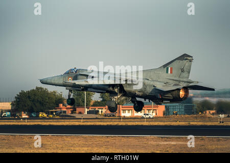 Indian Air Force MiG-27 Start mit vollem Schub Stockfoto