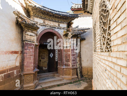 Alte Tor in den kleinen Gassen von shaxi Dorf, Provinz Yunnan, China Stockfoto