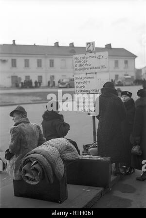 Im Winter Krieg. Ein militärischer Konflikt zwischen der Sowjetunion und Finnland. Es begann mit einer sowjetischen Invasion im November 1939, als sowjetische infantery die Grenze auf der Karelischen Landenge gekreuzt. Über 9500 Schwedische freiwillige Soldaten im Krieg teilgenommen. Hier ein Blick auf die Straße von Finnlands Hauptstadt Helsinki, wo die Leute von der Stadt aufgrund der massiven Sowjetischen Bombenangriffe evakuiert werden. Dezember 1939 Foto Kristoffersson ref 98-1. Stockfoto