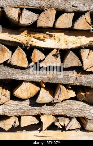 Gestapeltes Brennholz im Winter für den Hausgebrauch in Niederösterreich Stockfoto
