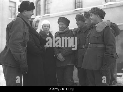 Im Winter Krieg. Ein militärischer Konflikt zwischen der Sowjetunion und Finnland. Es begann mit einer sowjetischen Invasion im November 1939, als sowjetische infantery die Grenze auf der Karelischen Landenge gekreuzt. Über 9500 Schwedische freiwillige Soldaten im Krieg teilgenommen. Abgebildeten Kanadischen freiwillige Soldaten mit zwei finnischen Mädchen. Januar 1940. Foto Kristoffersson ref gewährt. Stockfoto