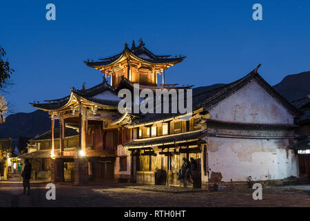 Die alte Bühne Theater in der Nacht in Sideng Square, Shaxi, Yunnan, China Stockfoto