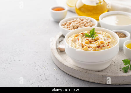 Hausgemachte hummus Dip mit Kichererbsen, Olivenöl, Petersilie und Paprika serviert. Stockfoto