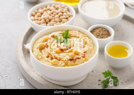 Hausgemachte hummus Dip mit Kichererbsen, Olivenöl, Petersilie und Paprika serviert. Stockfoto