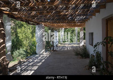 Ein Yoga-Studio im Freien in der Nähe des Dorfes Mairena in der Alpujarras-Bergregion Andalucia, Spanien Stockfoto