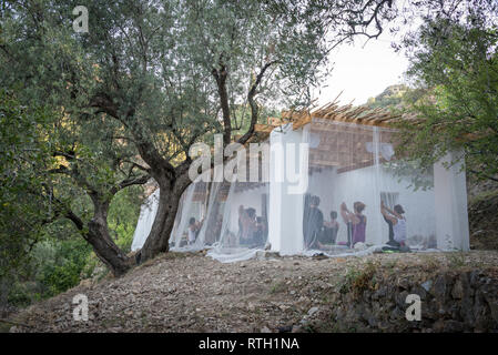 Ein Yoga-Studio im Freien in der Nähe des Dorfes Mairena in der Region Alpujarras in Andalucia, Spanien Stockfoto