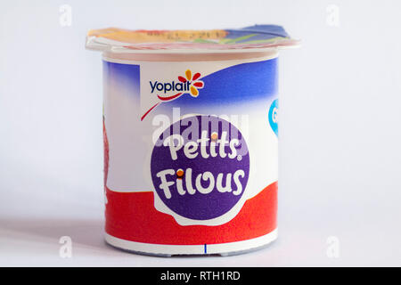 Topf von Yoplait Petits Filous Joghurt auf weißem Hintergrund - griechischen Stil Obst Schichten - Joghurt Stockfoto