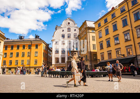 Stockholm, Schweden, 26. Mai 2017: Gemütliche mittelalterliche Straßen und Plätze mit Sehenswürdigkeiten, wandern Menschen, Unternehmen, cognac Gebäude Fassaden Stockfoto