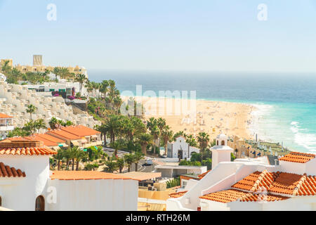 Weiße Häuser nad Resorts von weiten Sandstränden in Morro Jable, Jandia, Fuerteventura, Spanien Stockfoto