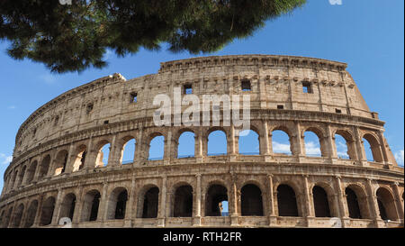 Die Ewige Stadt Rom und berühmten Amphitheater Kolosseum oder Colosseo. Ursprüngliche Fassade der Arena Flavio noch eine iconic Symbol des Römischen Reiches. Stockfoto